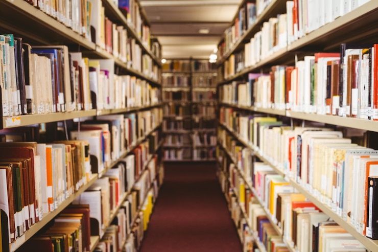 Foto sluit omhoog van een boekenrek