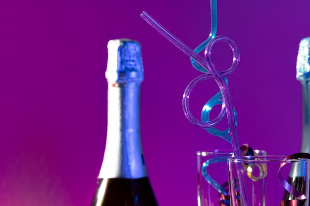 Sluit omhoog van een fles en een glas van de partijchampagne