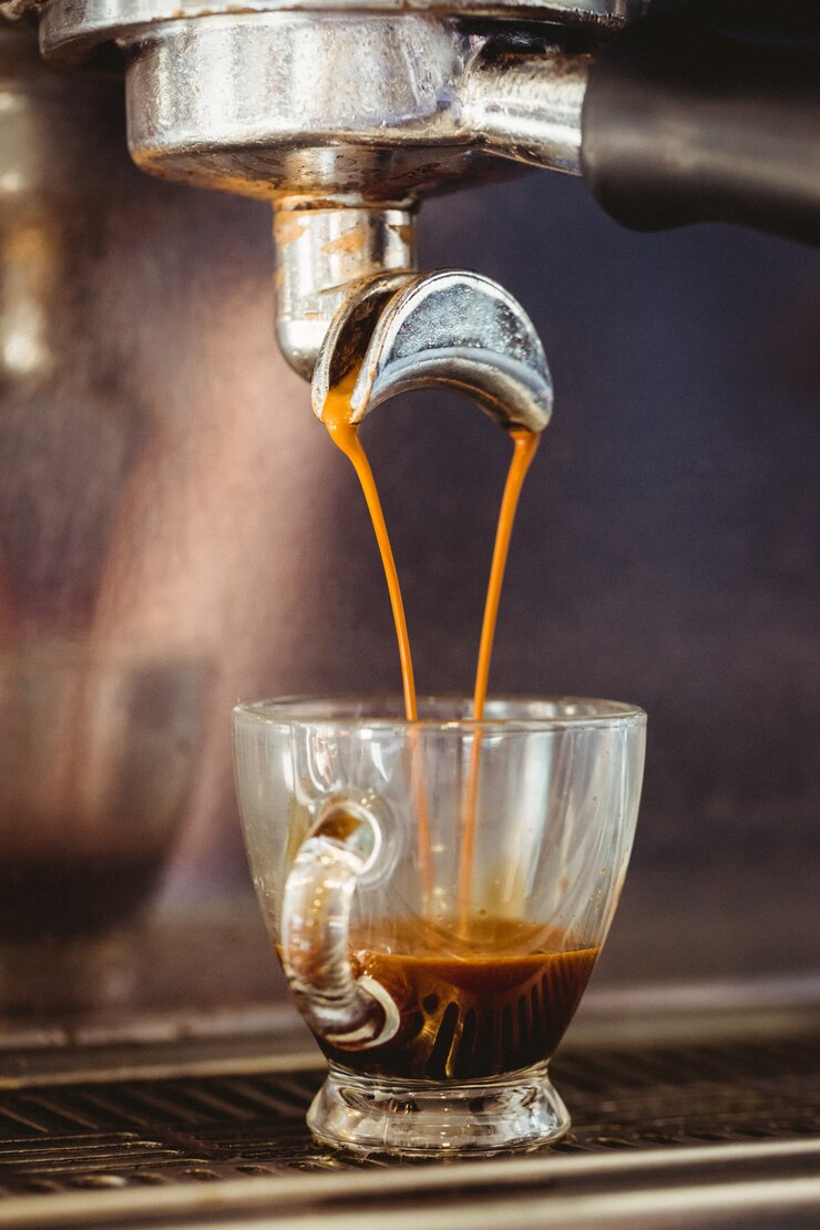 Foto sluit omhoog van een gietende koffie van de koffiemachine