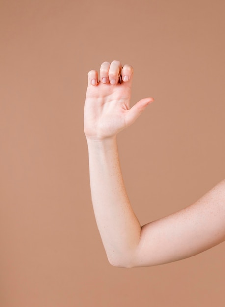 Foto sluit omhoog van een hand die gebarentaal onderwijst