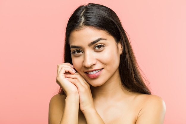 Sluit omhoog van een jonge schoonheid en het natuurlijke Arabische vrouw stellen