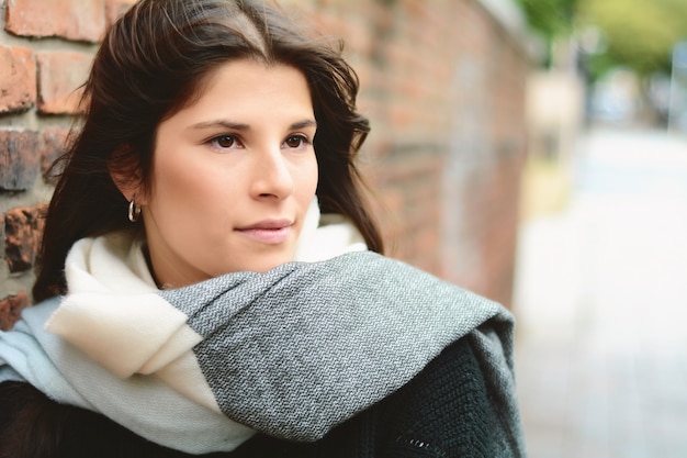 Sluit omhoog van een jonge vrouw in openlucht.