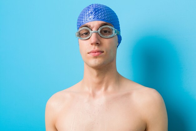 Sluit omhoog van een mens van de tiener Kaukasische zwemmer