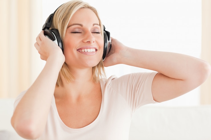 Foto sluit omhoog van een vrouw die van wat muziek geniet