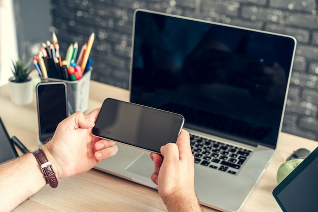 Sluit omhoog van een werkende lijst van een zakenman met laptop