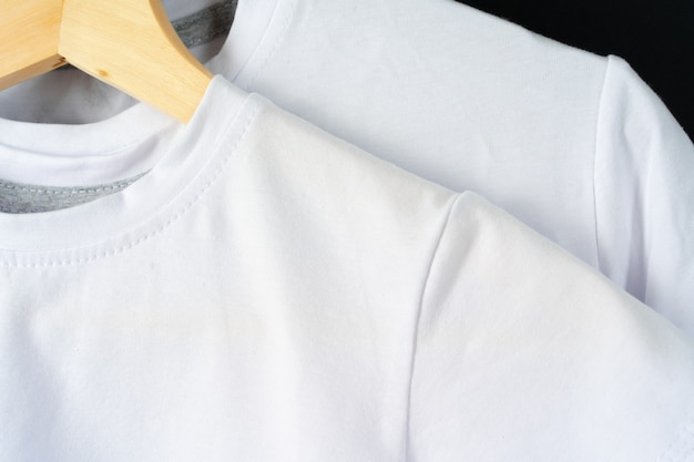 Sluit omhoog van een witte kleurent-shirt, exemplaarruimte