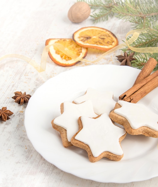 Sluit omhoog van eigengemaakte boternoten ster gevormde koekjes met suikerglazuur.