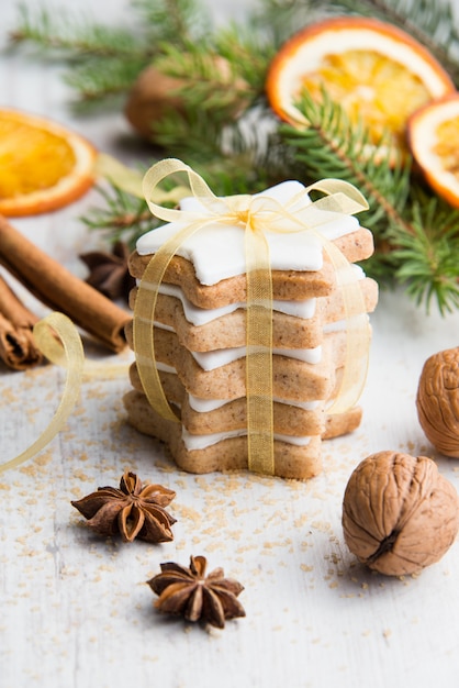 Sluit omhoog van eigengemaakte boternotenster gevormde koekjes over wit hout. Kerst decoratie.