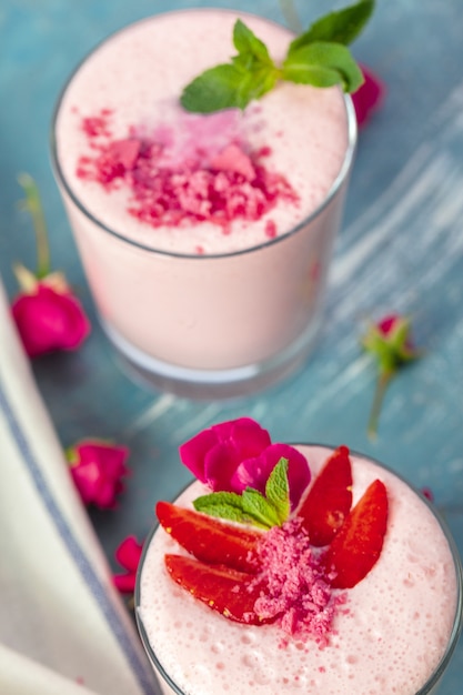 Sluit omhoog van fruit yougurt smoothie - gezondheid het leven concept