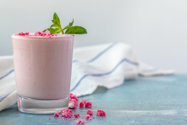 Sluit omhoog van fruit yougurt smoothie - gezondheid het leven concept