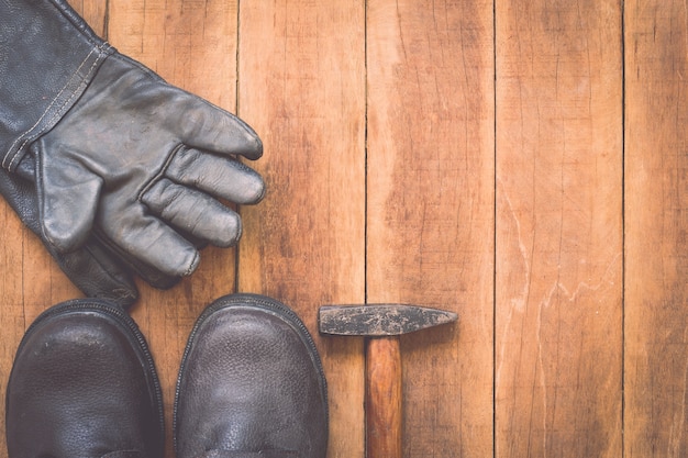 Sluit omhoog van geassorteerde het werkhulpmiddelen op houten achtergrond