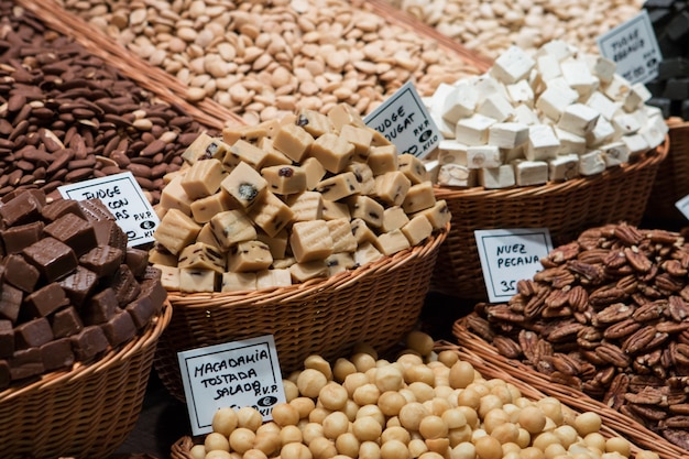 Sluit omhoog van geassorteerde noten in een markt