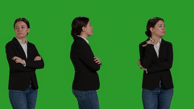 Sluit omhoog van geconcentreerde onderneemster die zich over greenscreenachtergrond bevindt