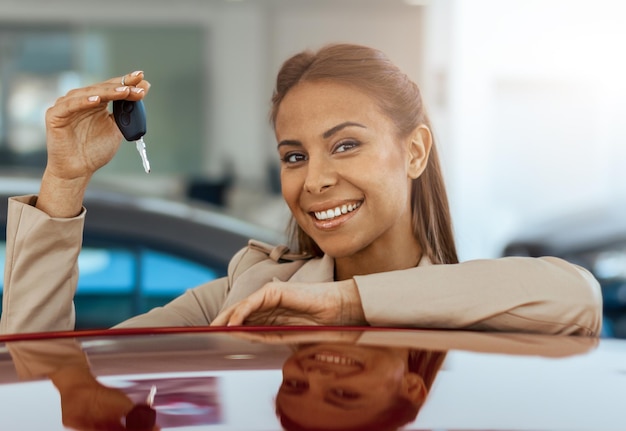 Sluit omhoog van gelukkige jonge vrouw die sleutel houdt tot haar nieuwe auto Concept voor autoverhuur