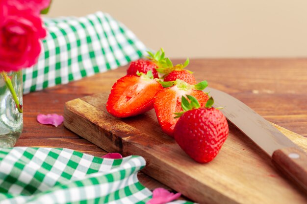 Sluit omhoog van gesneden aardbei, een stapel van verse rijpe aardbeien