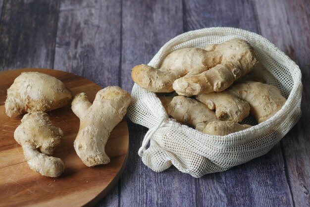 Sluit omhoog van gingers op hakbord