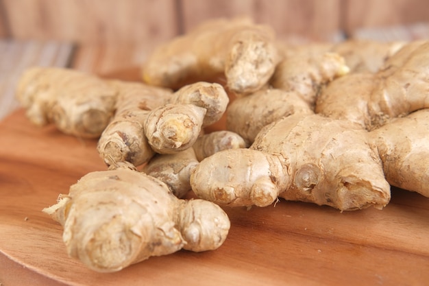 Sluit omhoog van gingers op hakbord