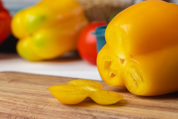 Sluit omhoog van groene paprika op keukenlijst