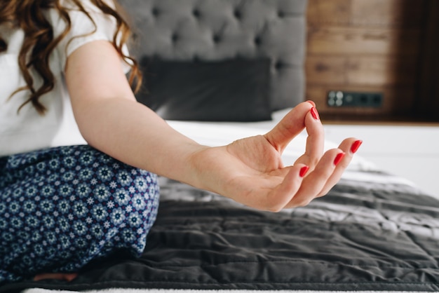 Sluit omhoog van hand van kaukasische en vrouw die bedachtzaam mediteren zijn