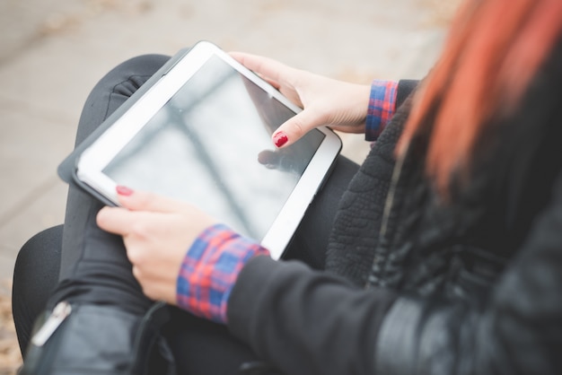 Foto sluit omhoog van handenvrouw gebruikend tablet