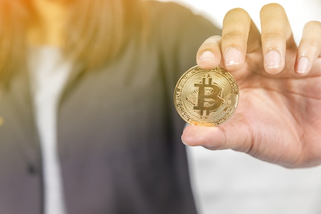 Sluit omhoog van handholding bitcoin op witte achtergrond