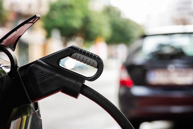 Sluit omhoog van het laden van elektrische auto in een het laden haven