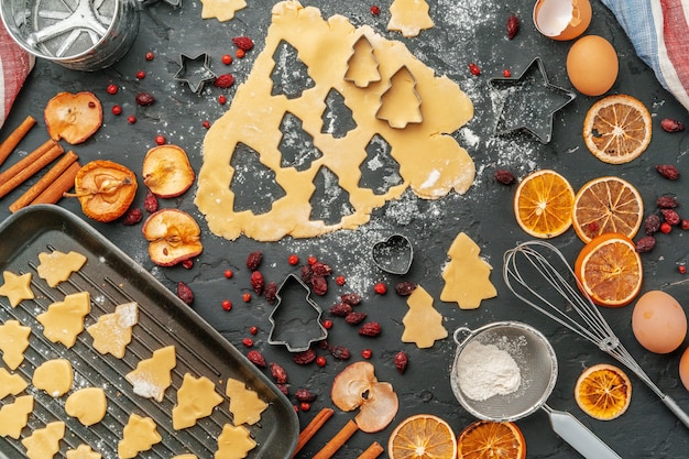 Sluit omhoog van het maken van het proces van de peperkoekkoekjes van vakantiekerstmis