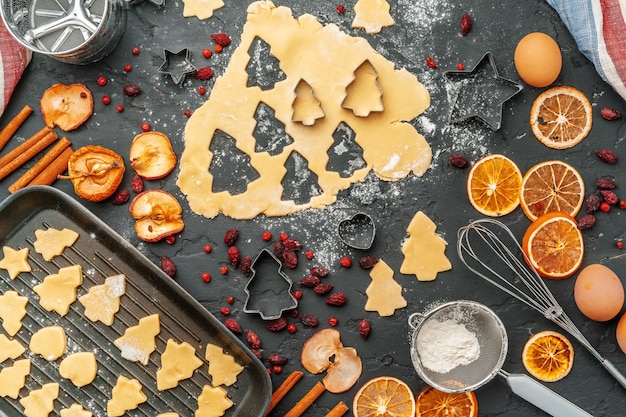 Sluit omhoog van het maken van het proces van de peperkoekkoekjes van vakantiekerstmis