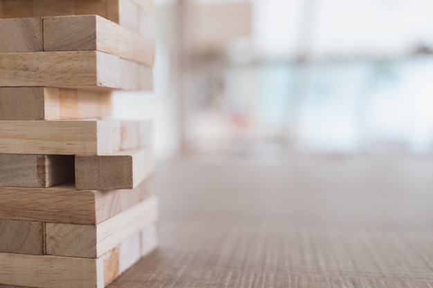 Foto sluit omhoog van houten blokkentoren (jenga) en kopieer ruimte, zijaanzicht