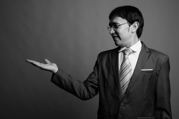 Sluit omhoog van jonge Aziatische zakenman die oogglazen draagt