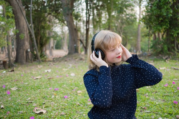 Foto sluit omhoog van jonge vrouw die vrije tijd heeft