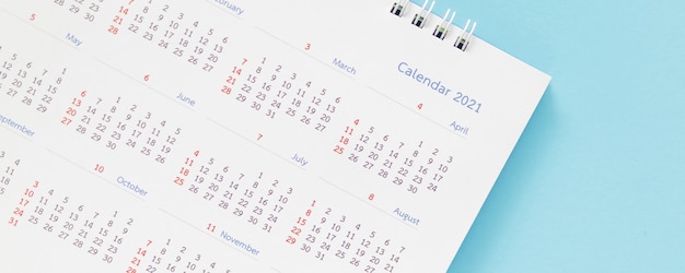 Sluit omhoog van kalender op blauw