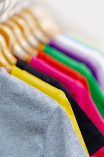 Sluit omhoog van Kleurrijke t-shirts op hangers