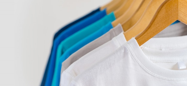 Sluit omhoog van Kleurrijke t-shirts op hangers