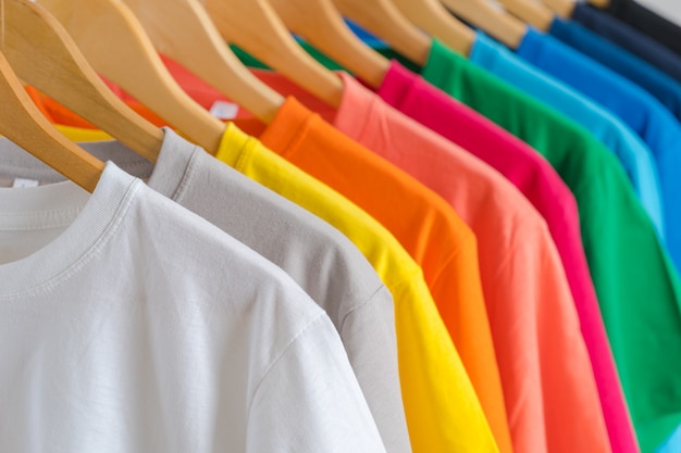 Sluit omhoog van Kleurrijke t-shirts op hangers