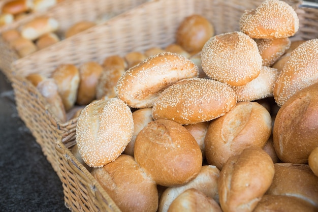 Sluit omhoog van mand met vers brood