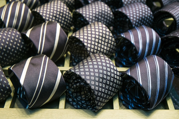 Foto sluit omhoog van mannelijke stropdassen voor verkoop
