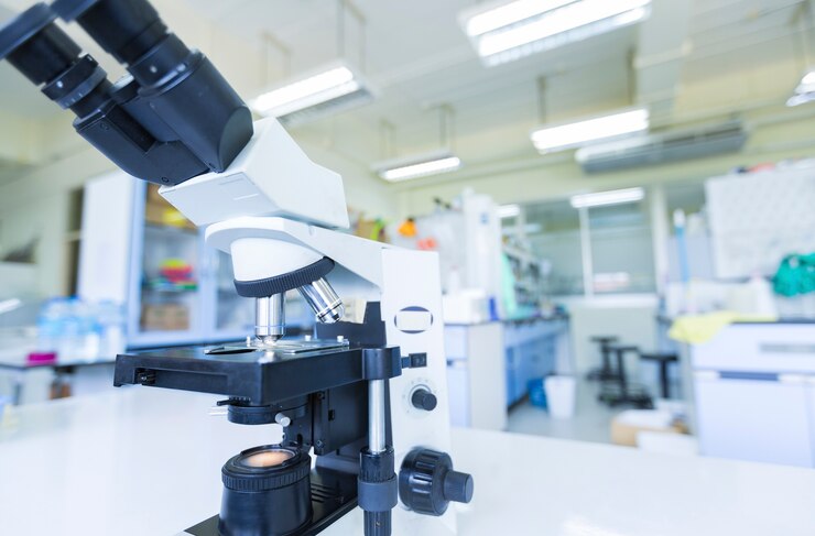 Sluit omhoog van microscoop bij het bloedlaboratorium