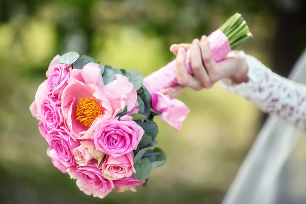 Sluit omhoog van mooi roze huwelijksboeket