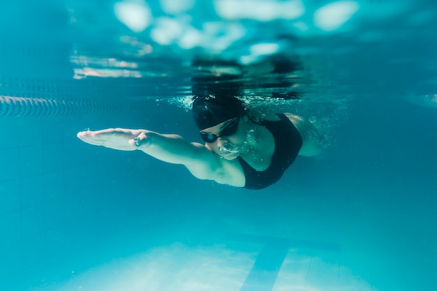 Foto sluit omhoog van olympische zwemmer onderwater