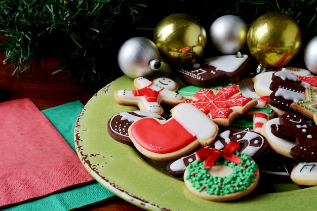 Sluit omhoog van plaat met kleurrijke kerstmiskoekjes