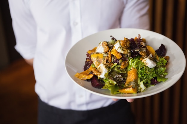 Foto sluit omhoog van plaat van salade