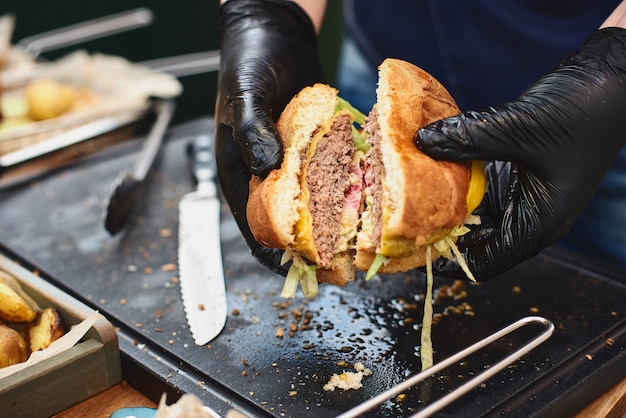 Sluit omhoog van smakelijke rundvleeshamburger.