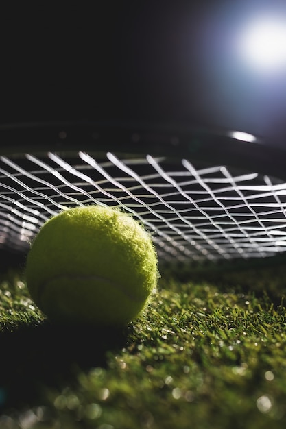 Sluit omhoog van tennisbal met racket