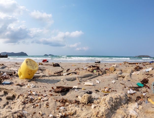 Sluit omhoog van troephuisvuil vuil op de de verontreinigingsachtergrond van het strandmilieu.