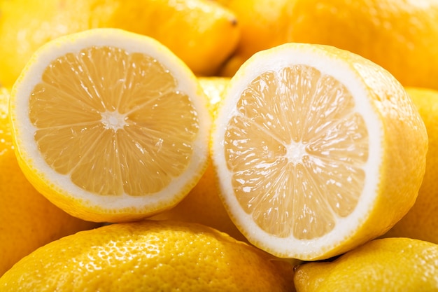 Sluit omhoog van verse citroenen als achtergrond