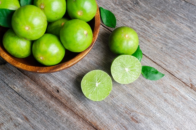 Sluit omhoog van verse citrusvruchtencitroenkalk op houten achtergrond.