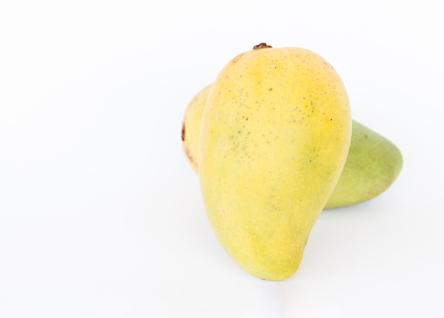 Foto sluit omhoog van verse mango's op witte achtergrond