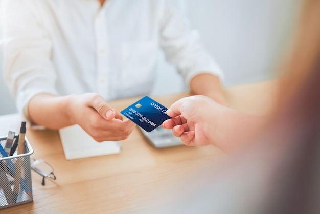 Sluit omhoog van vrouw die creditcardbetaling van klant geeft