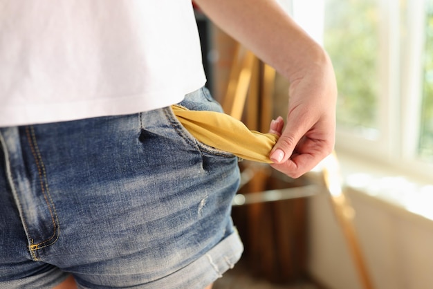 Sluit omhoog van vrouw die haar lege zak toont